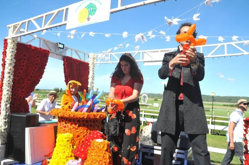 Les enfants fêtent les fleurs _3