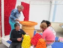Les enfants fêtent les fleurs (préparation du char)_1