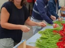 Les enfants fêtent les fleurs (préparation du char)_2 Les enfants fêtent les fleurs (préparation du char)_2