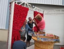 Les enfants fêtent les fleurs (préparation du char)_4