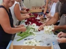 Les enfants fêtent les fleurs (préparation du char)_7 Les enfants fêtent les fleurs (préparation du char)_7